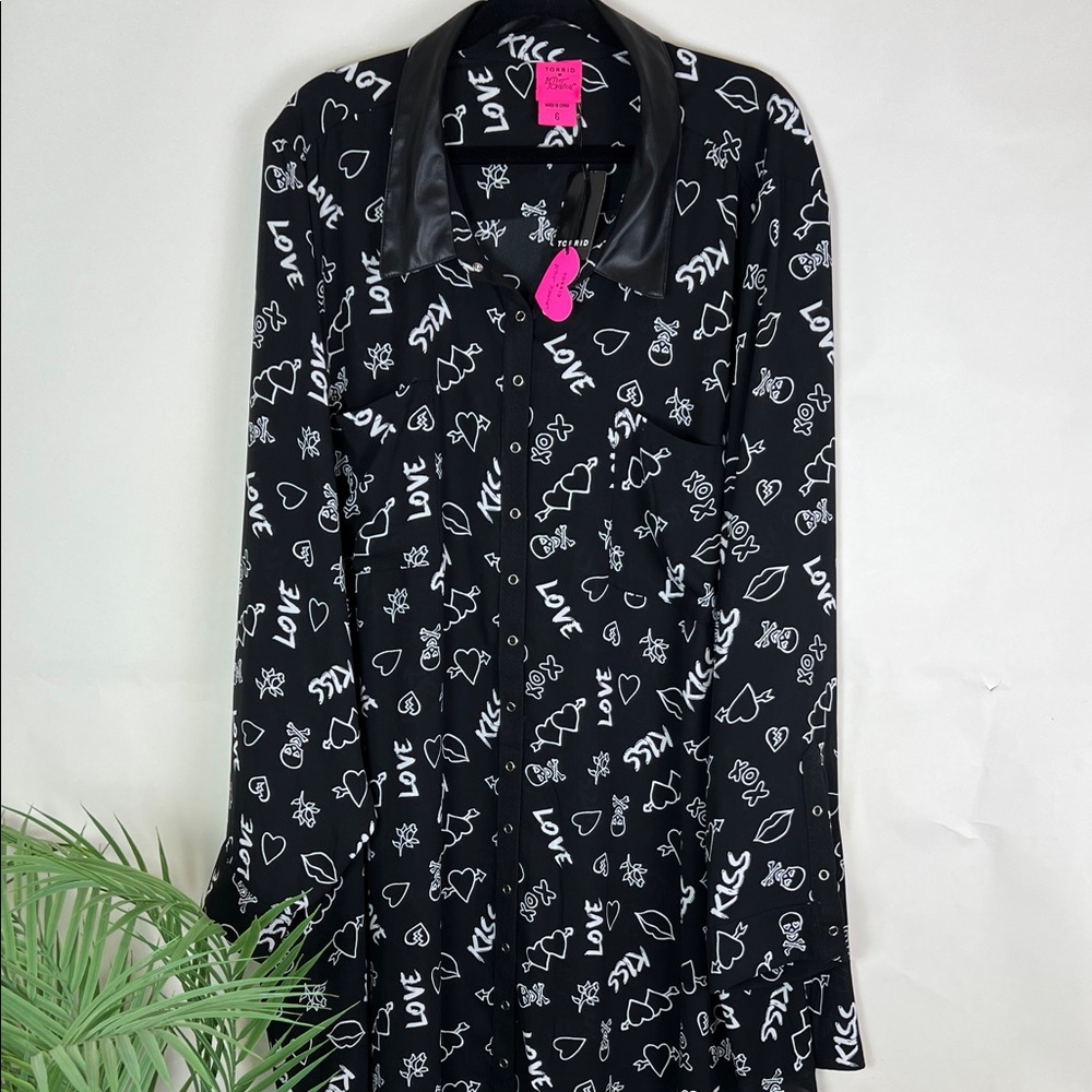NWT Torrid Betsey Johnson Tunic Blouse Skull Hearts Black Long Sleeve Plus 30 - Picture 5 of 9